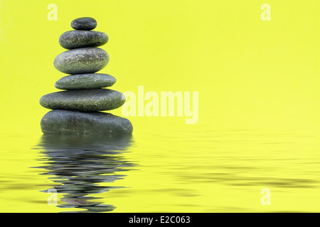 Steinen in einem Stapel mit Wasser-Effekt Stockfoto