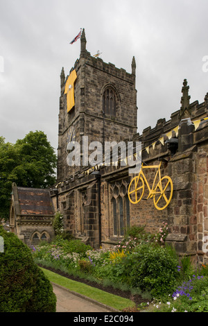 Kirche der Heiligen Dreifaltigkeit, Skipton eingerichtet mit großen gelben Trikot, Fahrrad & bunting Flags für Tour de France Grand ab 2014 - Yorkshire. England, UK. Stockfoto