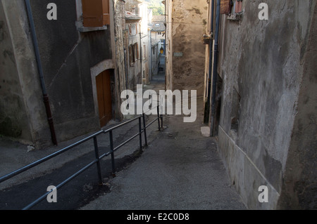 Rue Rochefort, eine schmale steile Gasse mit bröckeln alte Häuser auf beiden Seiten, das historische Stadtzentrum von Crest hinunter. La Drôme, Frankreich. Stockfoto