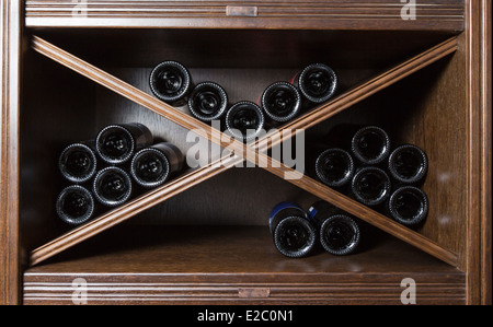 Böden der Weinflaschen in einem Regal des Weinkellers Stockfoto