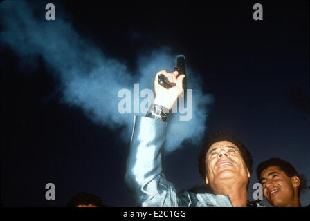 Tripoli, Libyen. 20. Oktober 2011. Foto - Muammar Gaddafi ist tot, neue Führer Libyens sagte, von Kämpfern getötet, seine Heimatstadt und letzte Bastion überliefen. Seine blutigen Körper war ausgezogen und auf der ganzen Welt von Handy video angezeigt. Gaddafi, war der autokratischen Herrscher von Libyen, von 1969, als er ergriff in einem Militärputsch die Macht und wurde der dienstälteste Führer in Afrika und der arabischen Welt. Er wurde 1942 in der Wüste in der Nähe von Sirte geboren und war bekannt für seine extravaganten Kleidungsstil und Gewehr-toting Frauenkörper wachen. Seine Beziehung mit dem Rest der Welt war unbeständig. Gadda Stockfoto