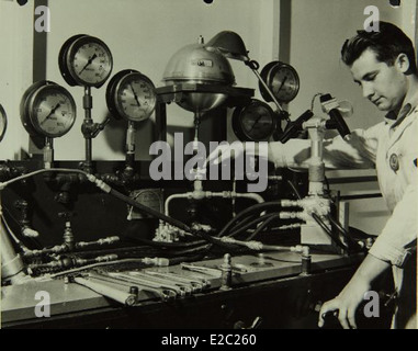 Dieses Foto zeigt das Personal und die Aktivitäten im Werk Convair/General Dynamics und hebt die wichtigsten Beiträge zu Projekten in der Luft- und Raumfahrt hervor. Das Unternehmen spielte eine bedeutende Rolle bei der Produktion von militärischen und zivilen Flugzeugen, was das Wachstum der Luftfahrttechnologie und Innovation Mitte des 20. Jahrhunderts widerspiegelt. Stockfoto