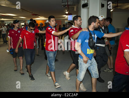 Porto Alegre, Brasilien. 18. Juni 2014.  Chilenische Fans festgenommen, nachdem die Zerschlagung der Presseraum im Maracana-Stadion.  Bildnachweis: Urbanandsport/NurPhoto/ZUMAPRESS.com/Alamy Live-Nachrichten Stockfoto