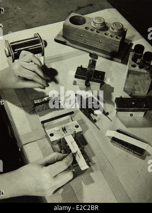 Dieses Foto zeigt das Personal im Convair/General Dynamics-Werk, das an der Produktion von militärischen und zivilen Flugzeugen beteiligt ist. Das Unternehmen, bekannt für seine innovativen Designs, spielte eine wichtige Rolle bei der Gestaltung der Luftfahrt Mitte des 20. Jahrhunderts. Stockfoto