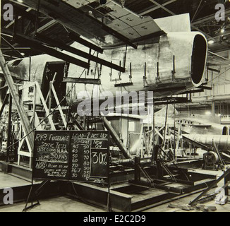 Diese Abbildung zeigt das Werk Convair/General Dynamics und das Personal während seiner Tätigkeiten in der Luft- und Raumfahrtfertigung. Die Anlage spielte von den 1950er bis in die 1970er Jahre eine wichtige Rolle bei der Produktion von Militärflugzeugen und Raumfahrzeugen Stockfoto