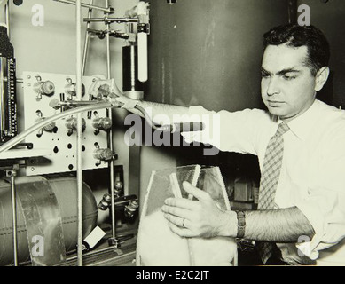 Dieses Bild zeigt das Convair/General Dynamics Werk in San Diego, wo Flugzeuge wie der B-36 Peacemaker und die Atlas-Rakete hergestellt wurden. Das Werk spielte während des Kalten Krieges eine bedeutende Rolle in der Luft- und Raumfahrtindustrie. Stockfoto