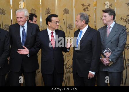 London, UK. 18. Juni 2014. Der chinesische Ministerpräsident Li Keqiang (3. R) trifft sich mit Vorsitzender des britischen 48 Gruppe Club Stephen Perry (2. R) und Vertreter der "Young-Eisbrecher" in London, UK, 18. Juni 2014. Bildnachweis: Zhang Duo/Xinhua/Alamy Live-Nachrichten Stockfoto