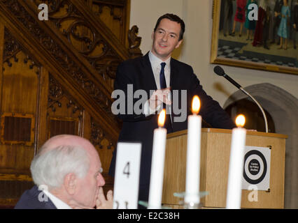 London, UK. 18. Juni 2014. George Osborne Schatzkanzler hält Rede bei Margaret Thatcher Konferenzdinner am Liberty 18. Juni 2014 London Guildhall uk John Howard Former Prime Minister von Australien hört. Bildnachweis: Prixnews/Alamy Live-Nachrichten Stockfoto