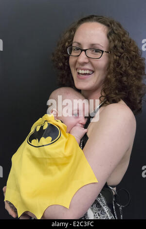 Garden City, New York, USA. 14. Juni 2014. DANA MONTANO HARITOS hält ihr zwei Monate alten Sohn als Superheld Fledermaus BABY, tragen einen gelben und schwarzen Umhang auf ewige Con, der Long Island Comic Con Pop Kultur Expo, gekleidet im Cradle of Aviation Museum statt. © Ann Parry/ZUMA Wire/ZUMAPRESS.com/Alamy Live-Nachrichten Stockfoto