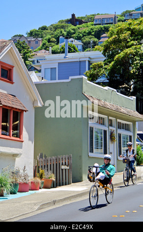 Radfahrer fahren bergab in Sausalito aus San Francisco Stockfoto