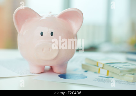Bild von rosa Sparschwein und Dollar-Scheine in der Nähe von Stockfoto