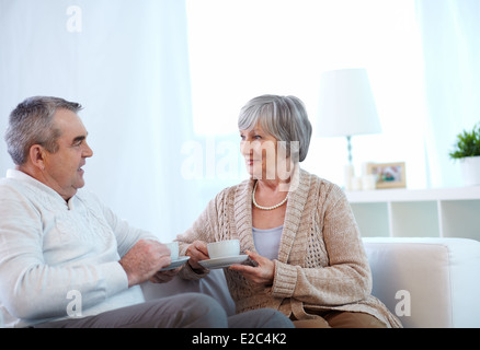 Bild von paar Rentner Tee trinken und reden zu Hause Stockfoto