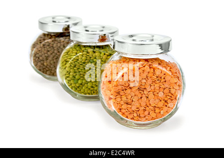Linsen rot, grün, Braun in Gläsern isoliert auf weißem Hintergrund Stockfoto