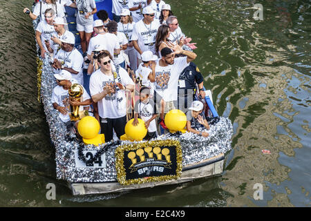 San Antonio, Texas, USA. 18. Juni 2014. San Antonio Spurs feiern 2014 NBA Finals auf dem Riverwalk in der Innenstadt von San Antonio, Texas am 18. Juni 2014 zu gewinnen. Patty Mills, Aron Baynes und Tim Duncan winken, das Publikum hält die NBA Championship Trophy. Bildnachweis: Jon-Paul Jones/Alamy Live-Nachrichten Stockfoto