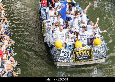 San Antonio, Texas, USA. 18. Juni 2014. San Antonio Spurs feiern 2014 NBA Finals auf dem Riverwalk in der Innenstadt von San Antonio, Texas am 18. Juni 2014 zu gewinnen. Trainer: Gregg Popovich winkt der Menschenmenge. Bildnachweis: Jon-Paul Jones/Alamy Live-Nachrichten Stockfoto