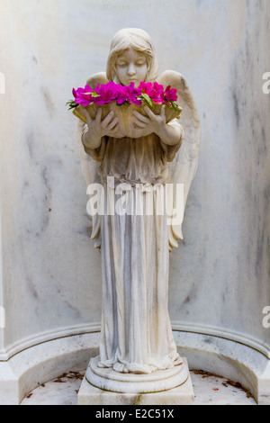 Das Shell-Mädchen mit Azaleen, Bonaventure Friedhof, Savannah, Georgia Stockfoto