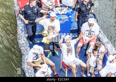 San Antonio, Texas, USA. 18. Juni 2014. San Antonio Spurs feiern 2014 NBA Finals auf dem Riverwalk in der Innenstadt von San Antonio, Texas am 18. Juni 2014 zu gewinnen. Manu Ginobili und Tiago Splitter halten die 2003 NBA Championship Trophy und winkte in die Menge. Bildnachweis: Jon-Paul Jones/Alamy Live-Nachrichten Stockfoto