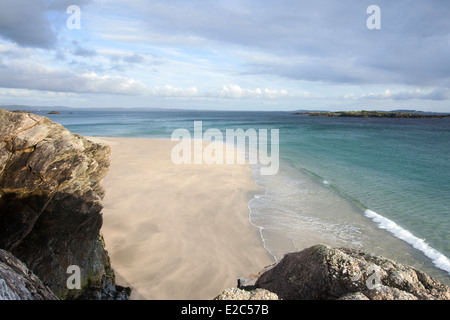 Einem verlassenen irischen Strand auf der Insel Inishbofin, im Westen Irlands mit Wellen brechen sich am goldenen Sandstrand. Stockfoto