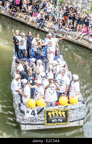 San Antonio, Texas, USA. 18. Juni 2014. San Antonio Spurs feiern 2014 NBA Finals auf dem Riverwalk in der Innenstadt von San Antonio, Texas am 18. Juni 2014 zu gewinnen. Tony Parker und Boris Diaw winken für die Fans halten die 1999 NBA Finals Trophy. Bildnachweis: Jon-Paul Jones/Alamy Live-Nachrichten Stockfoto