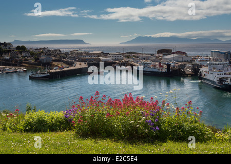 Mallaig Hafen Western Isles von Rum und Eigg im Hochsommer Sonnenschein. Stockfoto