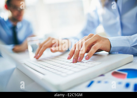 Nahaufnahme der jungen weiblichen Finger Laptop Tasten drücken Stockfoto