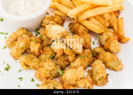 Gebratene Austern serviert mit Pommes Frites und Dressing. Stockfoto