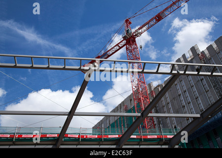 Sky Tower Krane in Manchester März 2014. Carillion 1st Street Development. Nummer eins der First Street Colin Spofforth Acrobat Skyline Skulpturen. Stockfoto