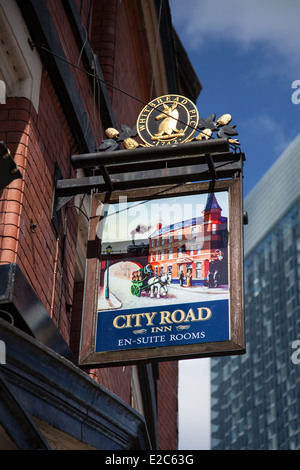 City Road Inn Pub, (Whitbread PLC) hängende Schilder, an einer belebten Ecke in der Nähe der Bridgewater Hall, Manchester, Großbritannien Stockfoto