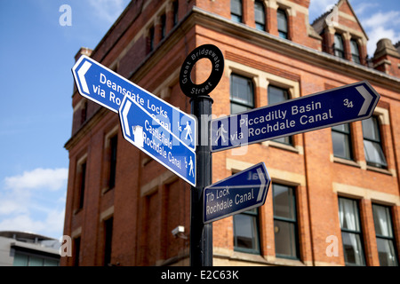 Vier Richtungstasten touristische Wegweiser; Zeichen für verschiedene Ziele in der Great Bridgewater Street, Manchester, UK Stockfoto