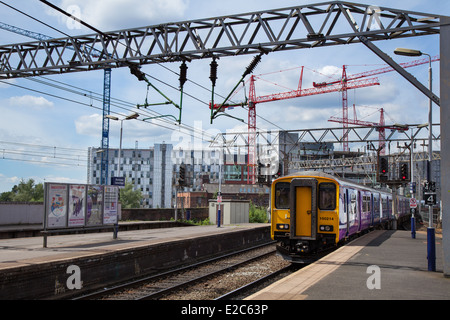 Oxford Street-Bahnhof mit ankommenden Northern Line-Zug, Manchester City, Großbritannien Stockfoto