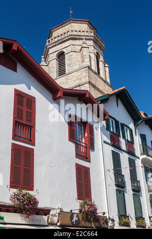 Frankreich, Pyrenees Atlantiques baskischen Land, Saint Jean de Luz, Glockenturm der Kirche Saint Jean-Baptiste Stockfoto