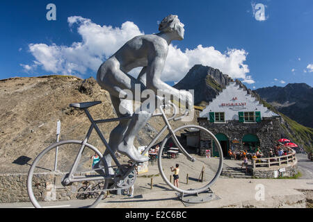 Frankreich, Hautes-Pyrenäen, Bagneres de Bigorre, La Mongie, Col du Tourmalet (2115m), Statue, darstellt die Himmelfahrt des Passes, Tour de France Stockfoto