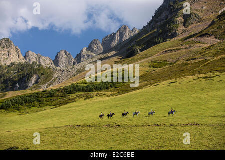 Frankreich, Hautes-Pyrenäen, Bagneres de Bigorre, La Mongie, pony trekking Stockfoto