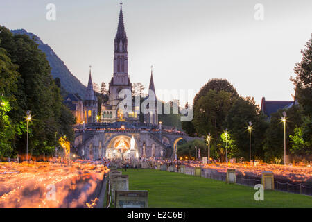 Frankreich, Hautes-Pyrenäen, Lourdes, Basilika Notre Dame de Lourdes, Marian Fackeln Prozession Stockfoto