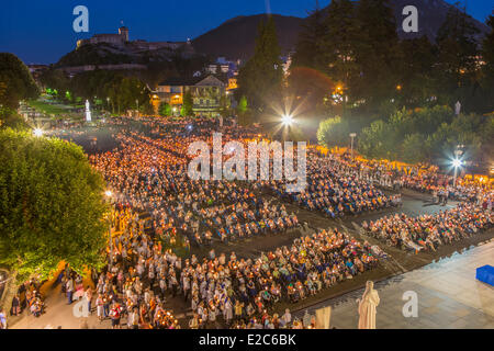 Frankreich, Hautes-Pyrenäen, Lourdes, Basilika Notre Dame de Lourdes, Marian Fackeln Prozession Stockfoto