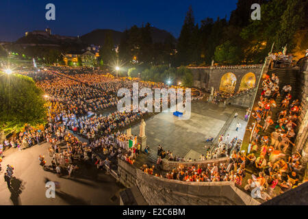 Frankreich, Hautes-Pyrenäen, Lourdes, Basilika Notre Dame de Lourdes, Marian Fackeln Prozession Stockfoto