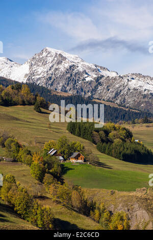 Frankreich, Savoyen, Valmorel, massiv des La Vanoise, Tarentaise-Tal, Chalets des S'Fontaine mit Blick auf die Kette von La Lauziere Stockfoto