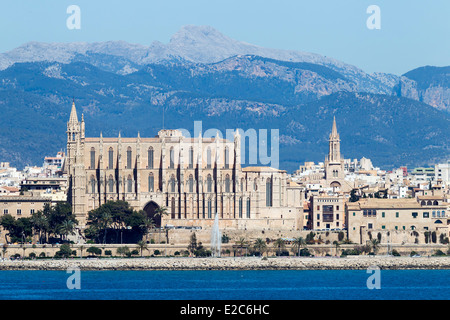 Die Kathedrale von Mallorca, Palma angesehen vom Meer entfernt. Stockfoto