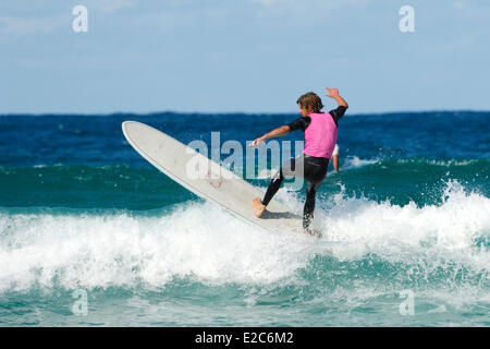 Australien, New South Wales, Sydney Manly, Surfer trägt ein rosa t-Shirt auf Wellen Rollen Stockfoto