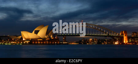 Australien New South Wales Sydney Opera House entworfen vom Architekten Jon Urtzon UNESCO-Welterbe und die Harbour Bridge bei Nacht Stockfoto