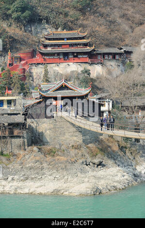 China, Sichuan, Luding, Luding Brücke über Dadu-Fluss. Die Brücke stammt aus der Qing-Dynastie und gilt als ein historisches Wahrzeichen. Es war während des langen Marsches im Mai 1935 durch die chinesische rote Armee kämpfen gegen die nationalistischen Kräfte erfasst. Stockfoto