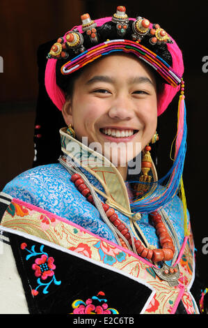 China, Sichuan, Kham, Danba, jungen tibetischen Trägerin der örtlichen Tracht Stockfoto