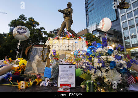 San Diego, Kalifornien, USA. 18. Juni 2014. Umgeben von Blumen und Ehrungen eine Statue im Petco Park von San Diego Padres-Trainer Tony Gwynn, früher in der Woche an Krebs gestorben. Gwynn trug die Nummer 19 und für die Padres seit 20 Saisons spielte. Bildnachweis: KC Alfred/ZUMAPRESS.com/Alamy Live-Nachrichten Stockfoto