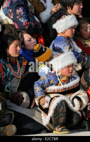 China, Qinghai, Amdo, Tongren, untere Wutun Kloster, Losar, beobachten die Cham-Tänze Stockfoto