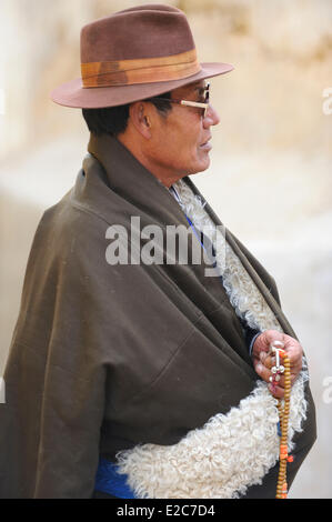 China, Provinz Qinghai, Amdo, Tongren, tibetische Anhänger halten eine chapelet Stockfoto