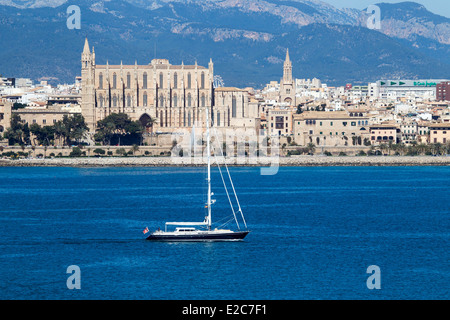 Die Kathedrale von Mallorca, Palma angesehen vom Meer entfernt. Stockfoto