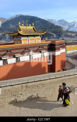 China, Provinz Gansu, Amdo, Xiahe, Kloster Labrang (Labuleng Si), Losar (Neujahrsfest), tibetische Pigrim und Kind tun die Kora (Circumambulation) rund um das Kloster Stockfoto