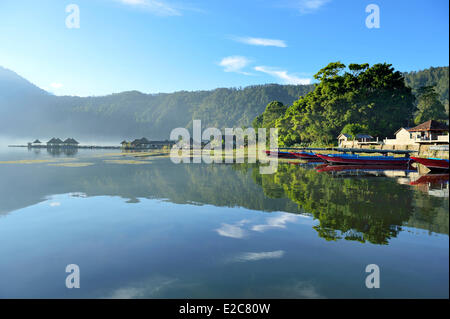 Indonesien, Bali, Kintamani Bereich, Kedisan, Batur See in Caldera des Gunung Batur, Hotel Batur See Hütte im Hintergrund Stockfoto