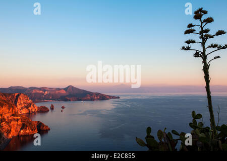 Italien, Sizilien, Äolischen Inseln, UNESCO, Insel Lipari, Corniche Road am südlich der Insel mit Blick auf Vulcano und den Ätna Stockfoto