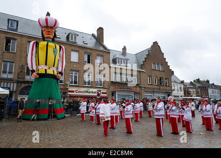 Frankreich, Nord, Cassel, Spring Carnival Parade der Köpfe und Tanz des Geants (lokale und traditionelle Figuren Riesen genannt), Jan Turpin von Nieuwpoort von 11 Metern die höchsten Europas und die tutelar Zahlen von Cassel, Reuze Papa und Mama Reuze, Weltkulturerbe der UNESCO unter Denkmalschutz Stockfoto